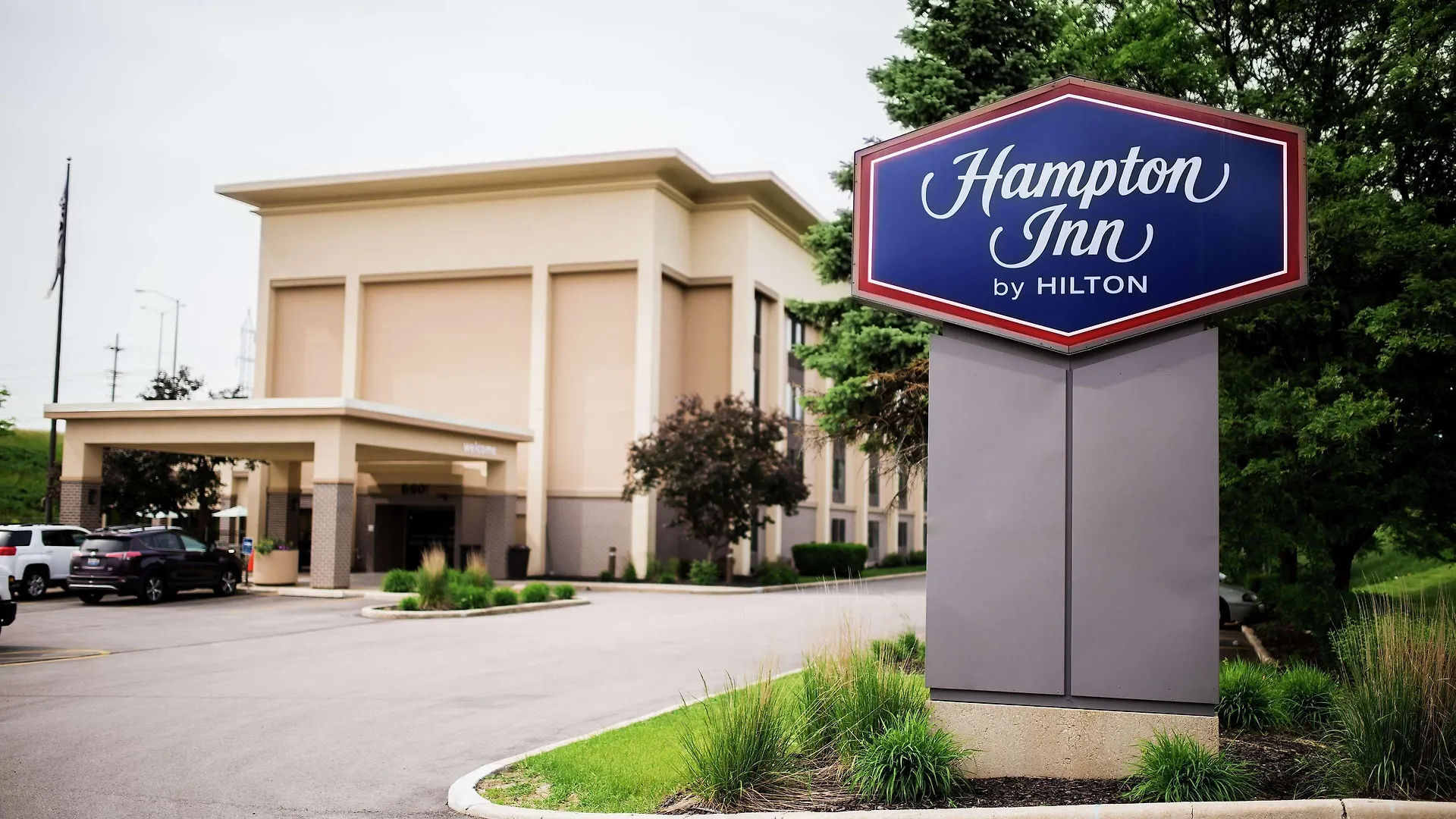 4 Business Hotels Near Hoyt Park for Corporate Stays