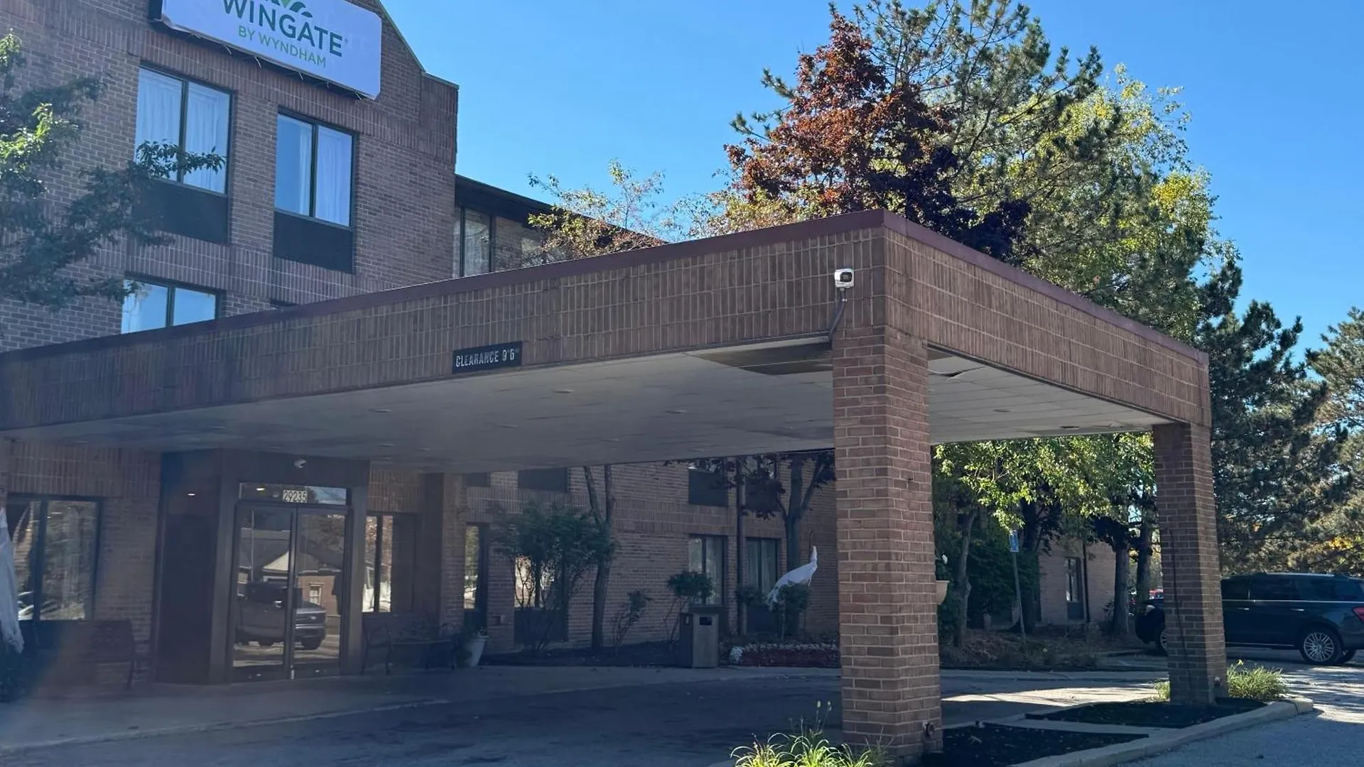 Where to Stay Near Livonia Mall: 4 Best 3-Star Hotels