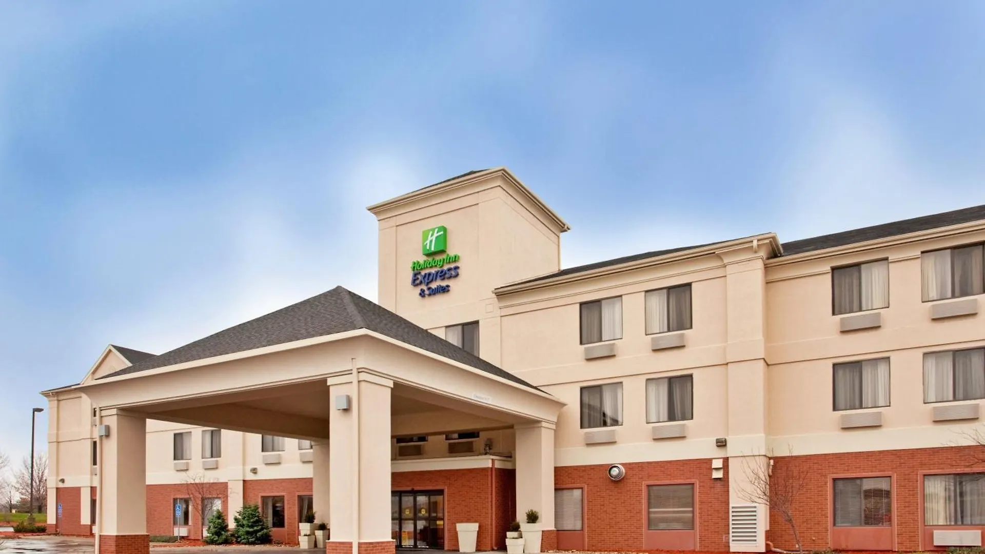 Where to Stay Near Worlds of Fun: 4 Business Hotels Reviewed