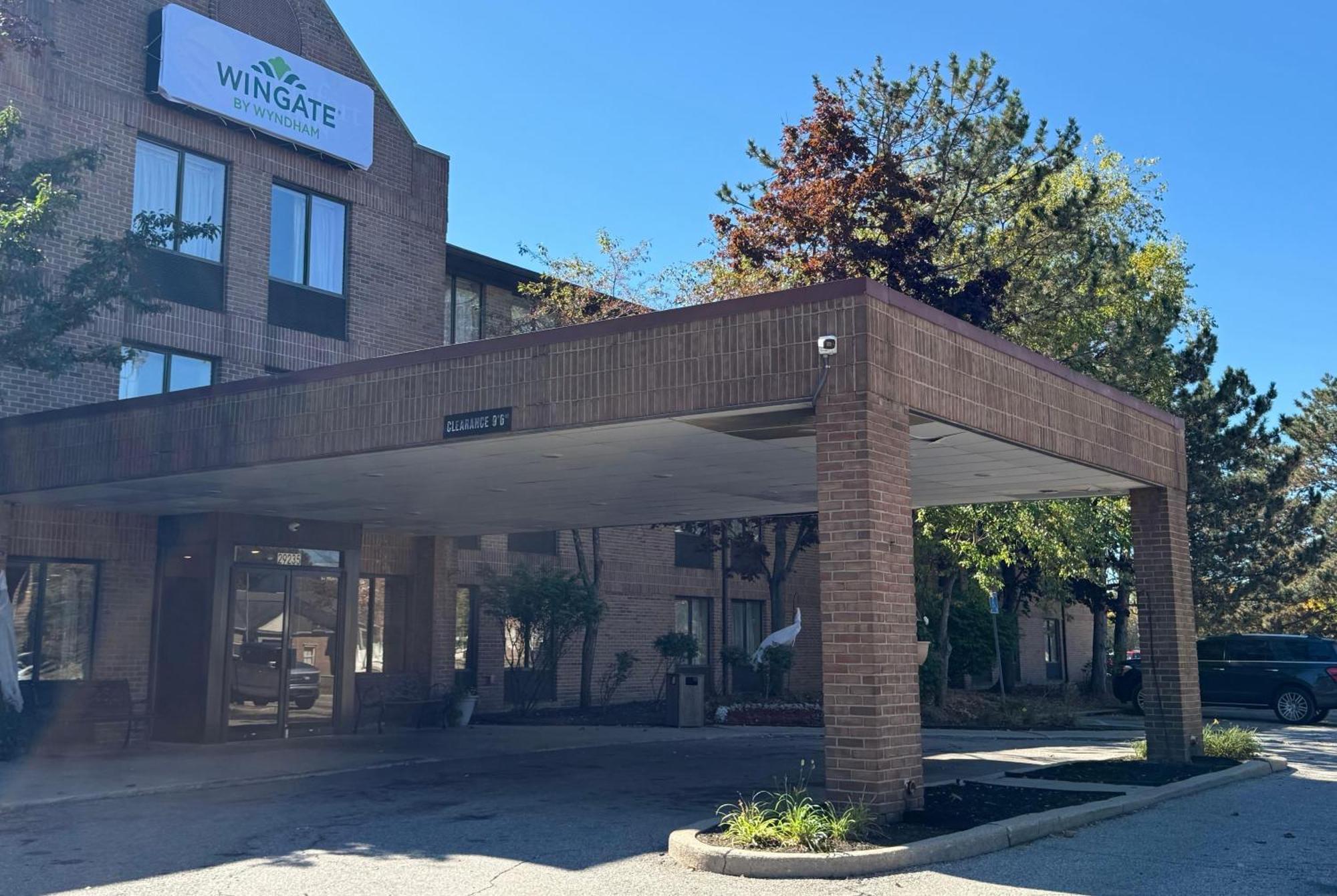 Where to Stay Near Livonia Mall: 4 Best 3-Star Hotels