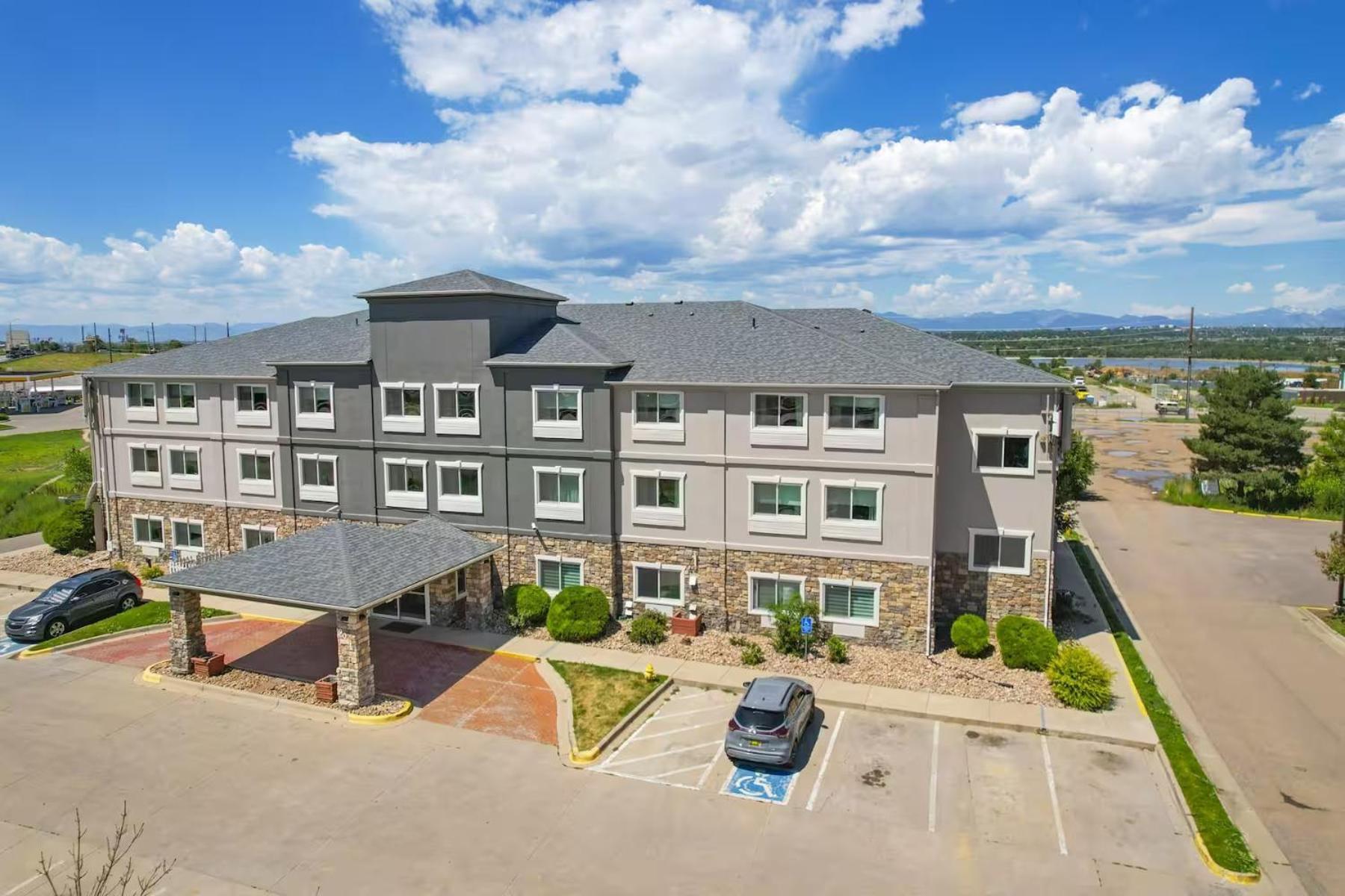 4 Business Hotels Close to Mile High Flea Market, Henderson
