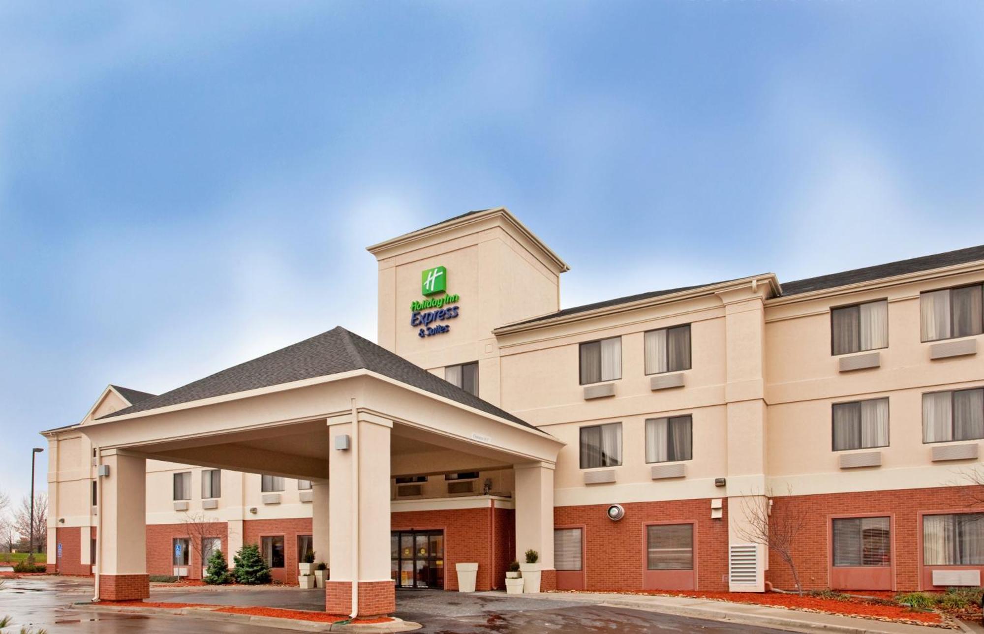 Where to Stay Near Worlds of Fun: 4 Business Hotels Reviewed